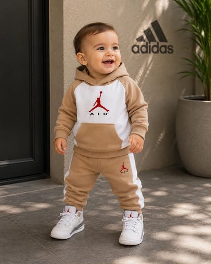 Tuta Jordan beige per neonato con felpa e pantaloni jogger coordinati.